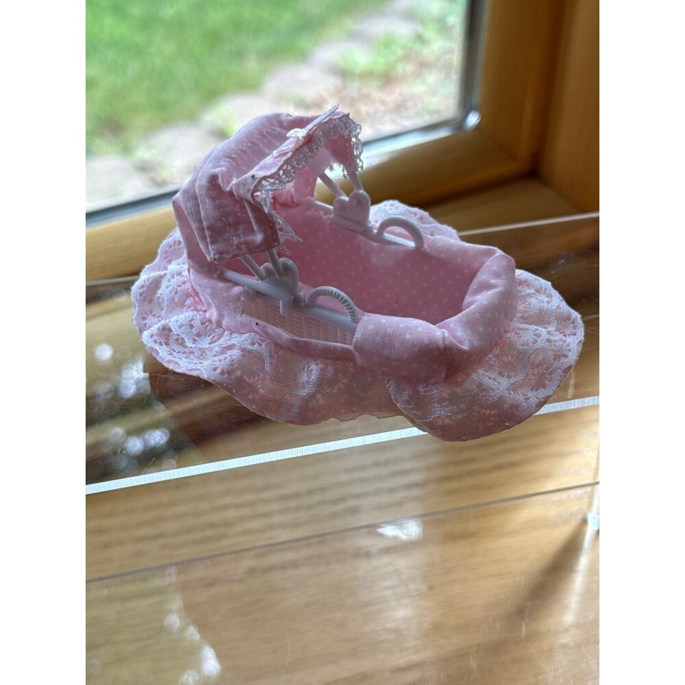 Vintage Calico Critters Sylvanian Families Pink Lace Baby Bassinet 1988